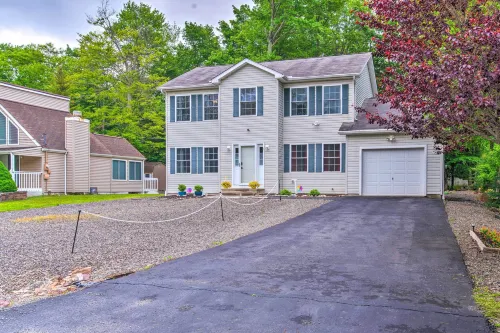 Jacuzzi & Resort Amenities: Tobyhanna Family Home! - Pysäköinti