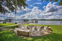 Remodeled Cedar Creek Lake Retreat w/ Fire Pit! - Parking