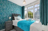 Cozy 3 bedroom house with free parking and near hospital