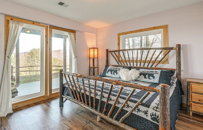 6 Mi to Chatuge Lake: Spacious Cabin w/ Mtn Views!