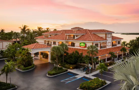 基韋斯特海濱萬怡酒店