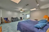 Lakefront Livingston Home w/ Dock, 1 Mi to Launch! - Parkering