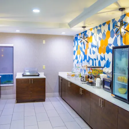 La Quinta Inn & Suites by Wyndham Fayetteville I-95