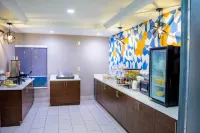 La Quinta Inn & Suites by Wyndham Fayetteville I-95 - sarapan