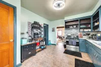 Charming Eagle Grove Farmhouse w/ Patio! - Homestays