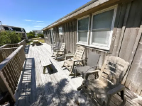 Convenient Beach Access and Sundecks - Inviting Coastal Haven