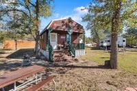 Deer Trail Cabin sleeps 6 people