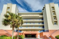 New Smyrna Beach Condo w/ Balcony & Pool Access - Parkplatz