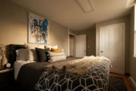 Historic Character with Fast Wi-Fi and Appliances - Charming Modern Haven Hotéis em 