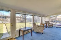 2 Mi to Olde Town! Pet-friendly Haven w/ Sunroom - 3 estrellas