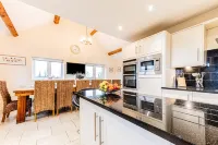 Spacious Country House for 14, Holywell, No Deposit - 3-Star
