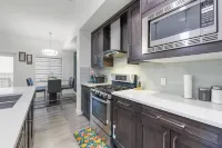 Modern 3BR Home Edmonton Near by Airport - Bungalows
