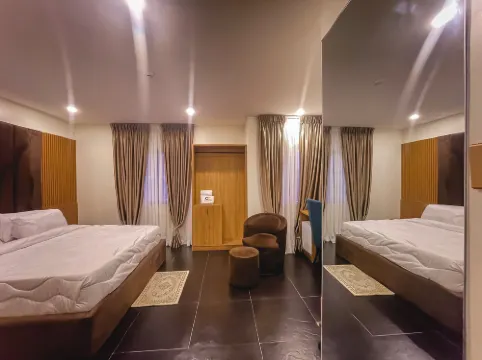 C & C Luxury Suites