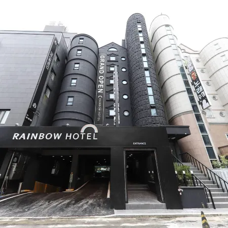 Rainbow Hotel Отели рядом с достопримечательностью «КАИСТ»