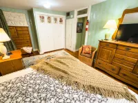 American House 1854- Pocket City Penthouse, 2 Bedrooms, Full Kitchen & Dining Hotels in Mendon