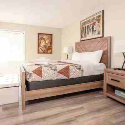 Lakeside Living at Abbey Springs - Pools & Beach! Rooms