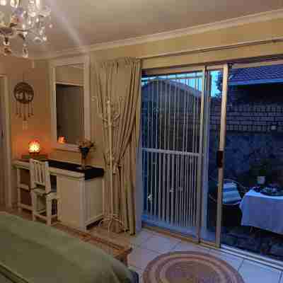 Private cottage, sleeps 2, perfect for work & play Rooms