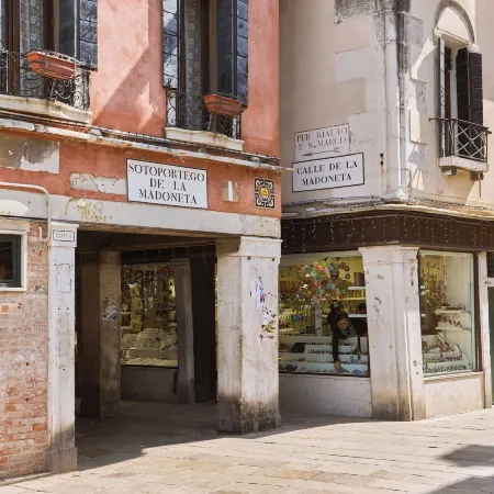 San Polo Palace 1976