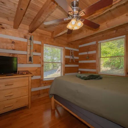 Cabin of Dreams – Bluff Mountain Views, Hot Tub & Wildlife