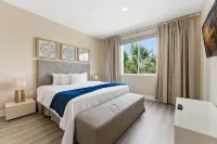 Designer 4BR Getaway, Sleek Laminate Floors - Villas