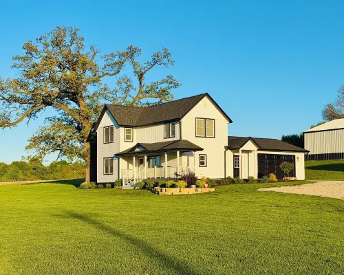 Remodeled 3-bed-3-bath Farmhouse near the John Deere Classic in the Quad Cities! Hotels in Henry County