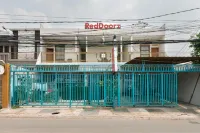 RedDoorz Near Cipinang Indah Mall - Guest houses