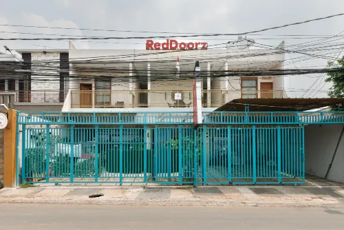 RedDoorz Near Cipinang Indah Mall