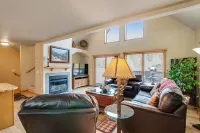 3BR Three-story Home With Epic Mountain Views & Fireplace - 4 stjerner