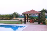 Savoy Suites Noida - piscina