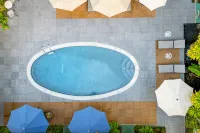 Royal Grove Waikiki - Rooftop Pools