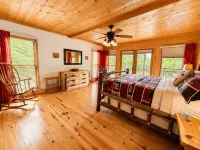 Peaceful Mtn cabin w/fast Wi-Fi & 5 min walk to River - シャレー