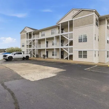 Bright Lakefront Condo, Amazing Views, Pools, Hot Tub