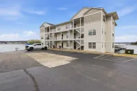 Bright Lakefront Condo, Amazing Views, Pools, Hot Tub - Boutique
