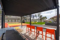 The Lazy Palm Private Lazy River Pickleball - Jacuzzi