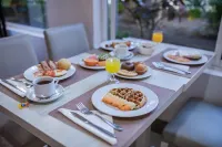 Servatur Waikiki - breakfast