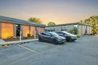 Riverside Hotel & Conference Center - parking