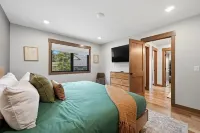 Spacious 6-bedroom house in Powder House with Theater Room, Hot Tub, Paved Roads - Homestays