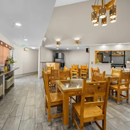 Econo Lodge Inn & Suites