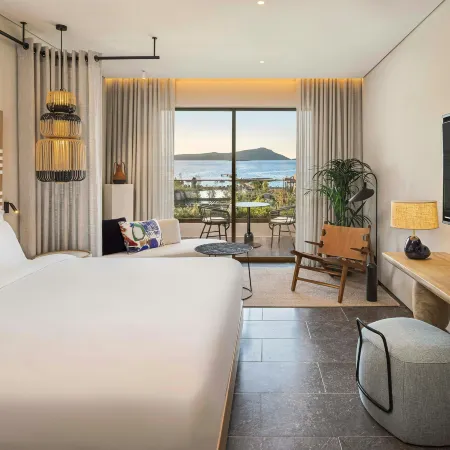 W Costa Navarino