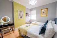 3BR 2Bath Home with Hot Tub, Games Room By Stadium with Fast WiFi & Free Parking - Jacuzzi