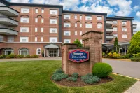 Hampton Inn & Suites Stamford - 2-Star