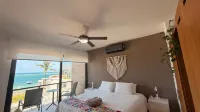 Beachfront Views next to the pier - 2つ星