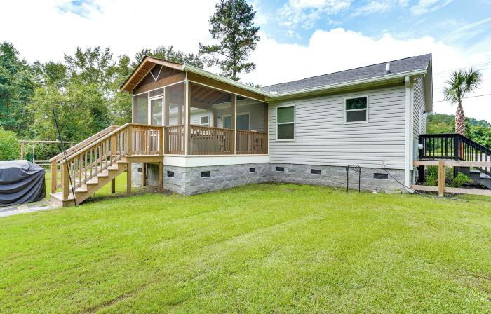 Screened Porch: Family-Friendly St Stephen Retreat