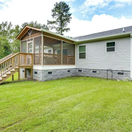 Screened Porch: Family-Friendly St Stephen Retreat Hotéis em Berkeley County