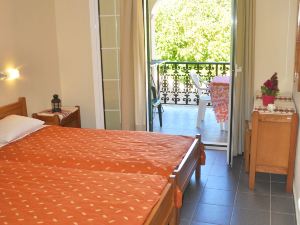 Yannis - Holiday Apartments on Agios Gordios Beach in Corfu