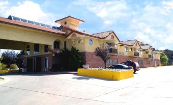 Days Inn & Suites by Wyndham Red Rock-Gallup