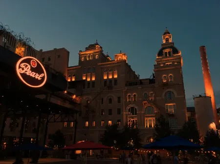 Stylish 4 Br2Ba Renovated Home Near Downtown Отели рядом с достопримечательностью «Сан-Антонио Ботаникал Гарден»