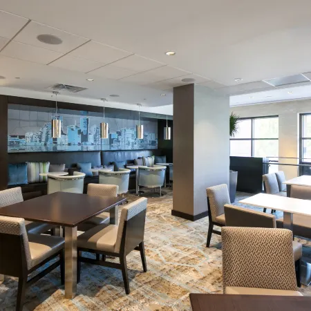 DoubleTree by Hilton Hotel & Suites Houston by The Galleria Отели рядом с достопримечательностью «Водяная стена»