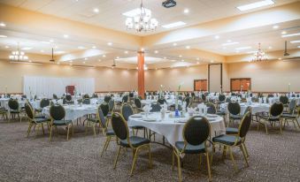 Ramada by Wyndham des Moines Tropics Resort & Conference Ctr