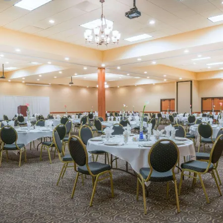 Ramada by Wyndham des Moines Tropics Resort & Conference Ctr